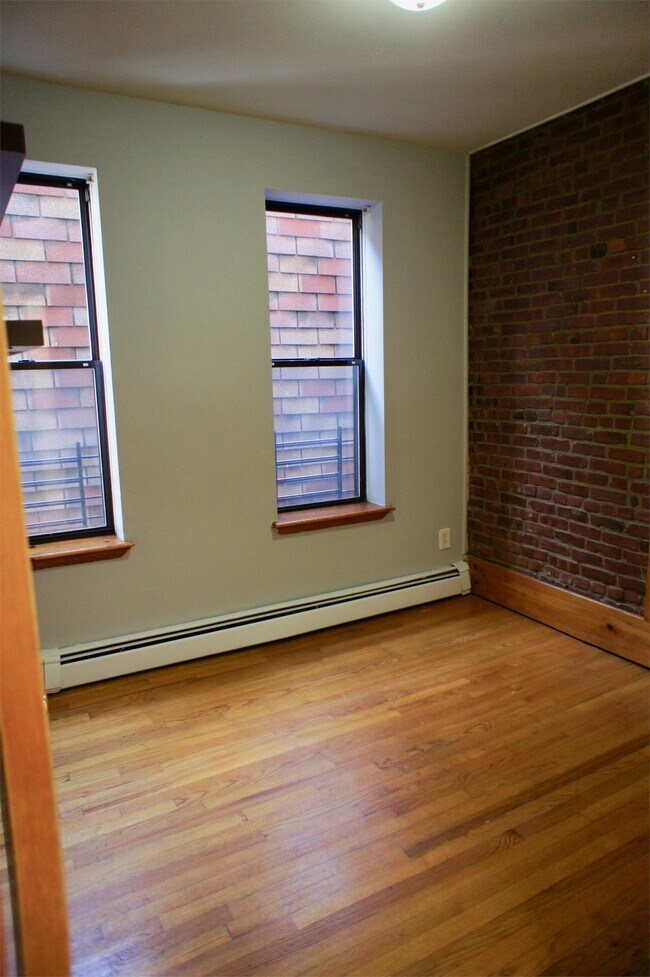 Building Photo - 1093 Summit Ave