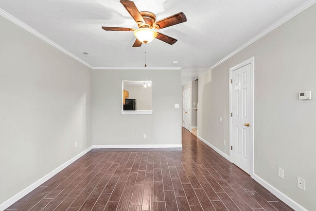 Building Photo - 300 Streamwood Dr