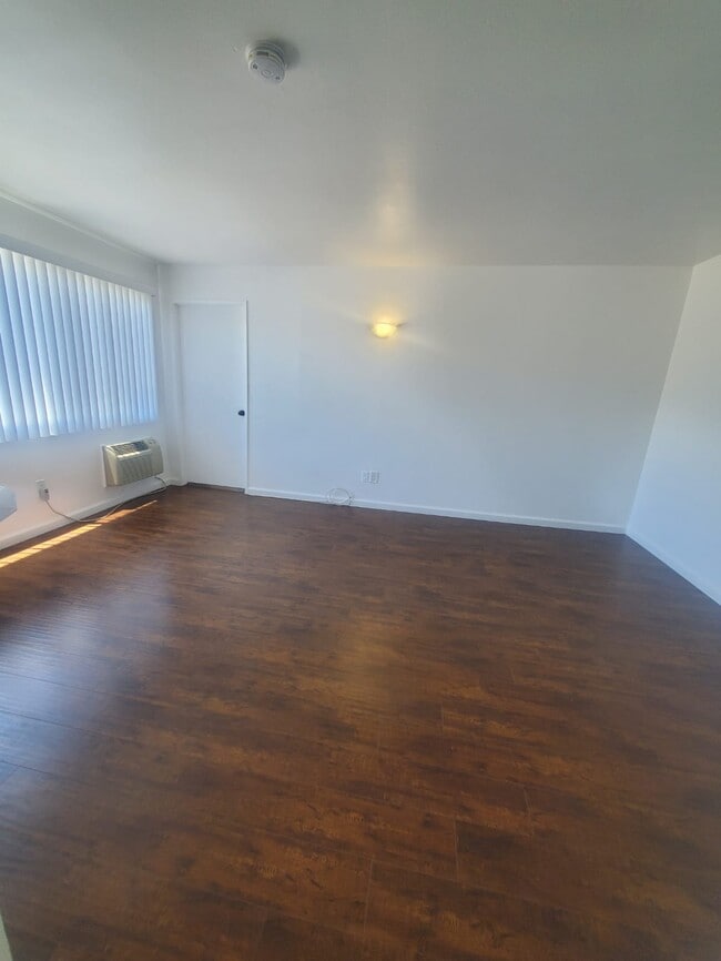 Living Room - 516 N Oxford Ave