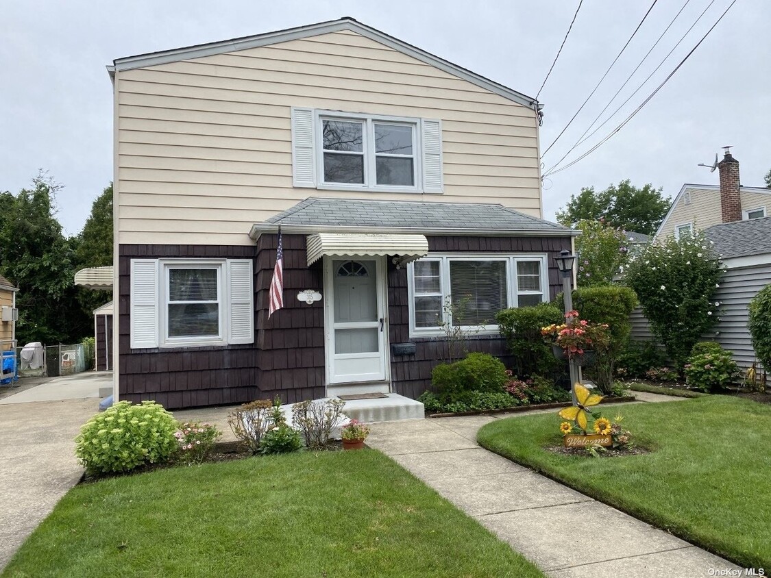 315 Denton Ave, Lynbrook, NY 11563 Townhome Rentals in Lynbrook NY
