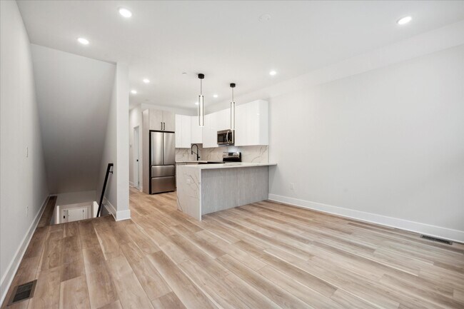 Building Photo - 614 N Pallas St