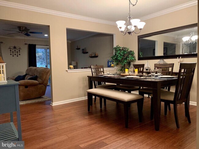 Foto del edificio - 4642 Louise St Claire Dr