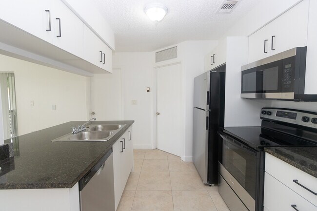 Foto del edificio - 17520 NW 67th Pl