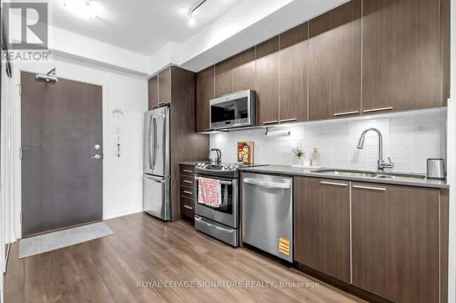 Building Photo - 10 Park Lawn Rd