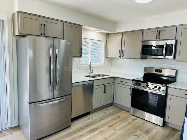 Building Photo - Fresh Remodel, Pet Friendly 2 bedroom in B...