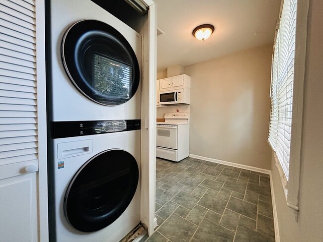 Building Photo - 2955 Lexington Ct