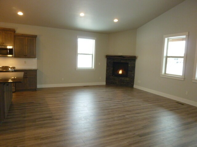 Building Photo - Single level home SW Bend