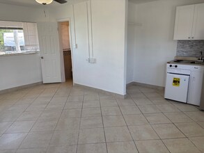 Building Photo - 1064 N Tamiami Trl