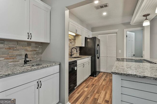 Building Photo - 202 Panstone Dr