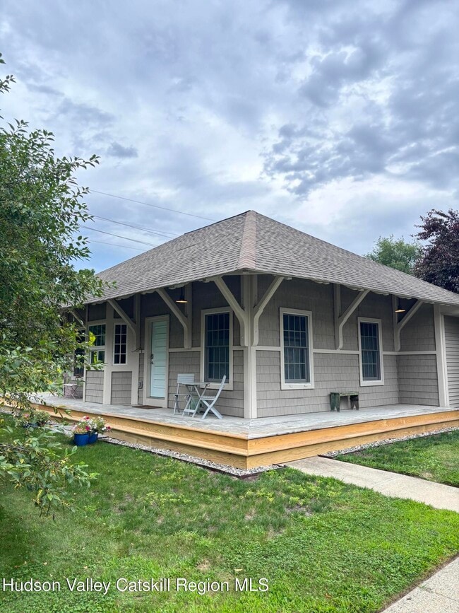 Building Photo - 36A Albany Ave