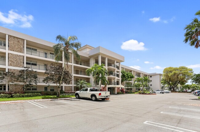 Building Photo - 2800 N Palm Aire Dr