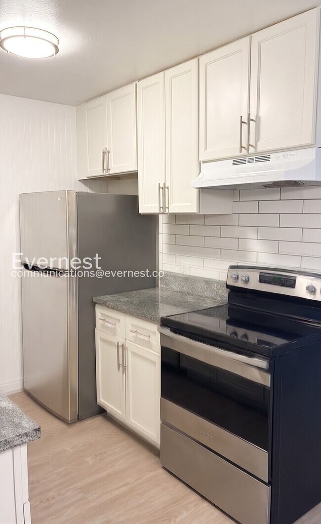 Foto del edificio - 2 Bed/1 Bath Condo with Off-Street Parking / Available Now!