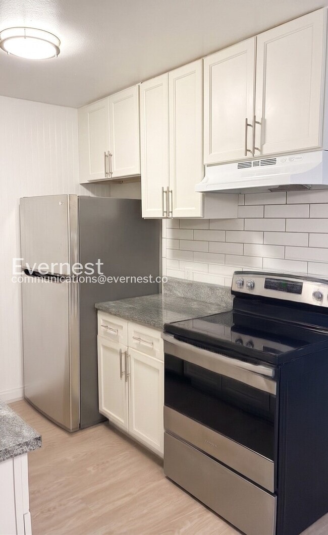 Building Photo - 2 Bed/1 Bath Condo with Off-Street Parking / Available Now!