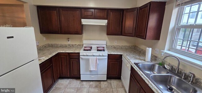 Building Photo - 2100 Young St SE