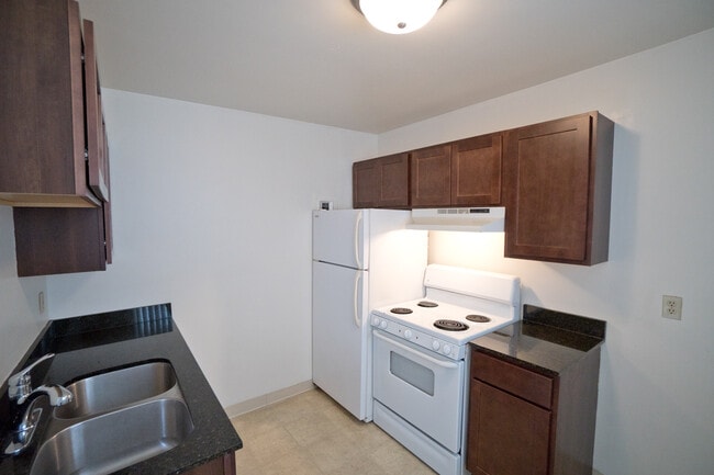 Building Photo - Como Lake Estates