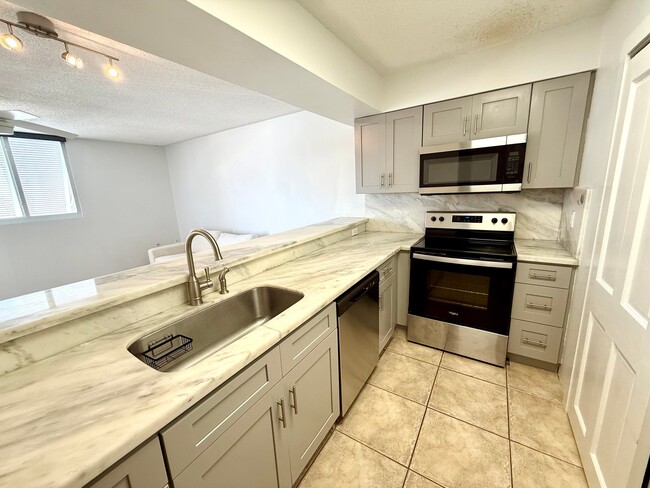 Foto del edificio - 3930 S Roosevelt Blvd