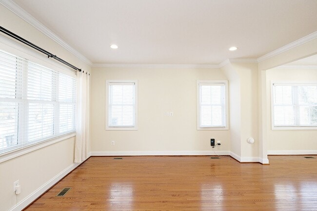 Foto del edificio - Move-in Ready Light-Filled Downtown Home M...