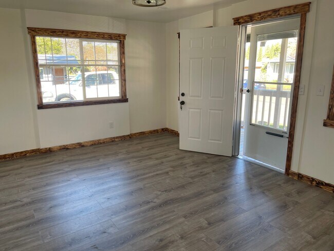 Foto del edificio - 462 W Ballf St