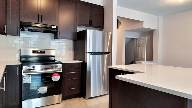 Building Photo - Bright and spacious 3-bedroom, 2.5-bathroo...