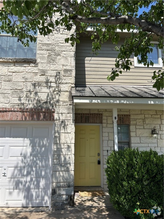 Building Photo - 1500 N Claremont Cir