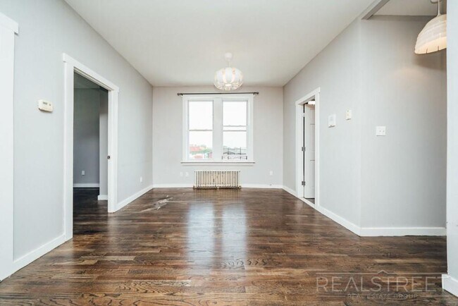 Building Photo - Large 2 Bedroom Apt in Bushwick!