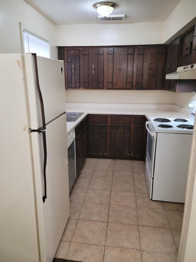 Building Photo - "Charming 2-Bedroom Oasis with Modern Comforts in Jonesboro!"