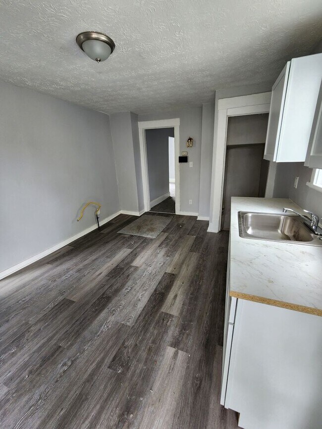 Foto del edificio - Large 3 Bedroom Home For Rent on Kimberly