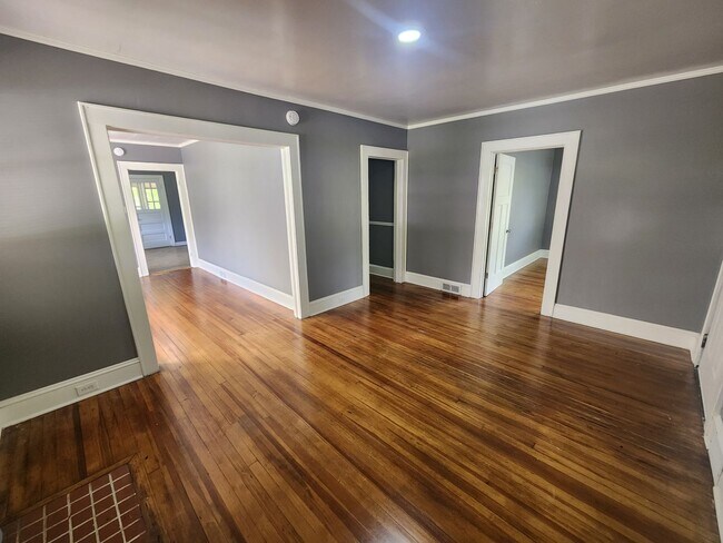 Building Photo - Cozy 3 bedroom waiting for you!