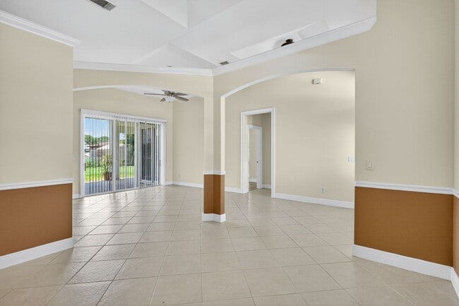 Foto del edificio - Large and Clean home on a corner lot. 3 Be...