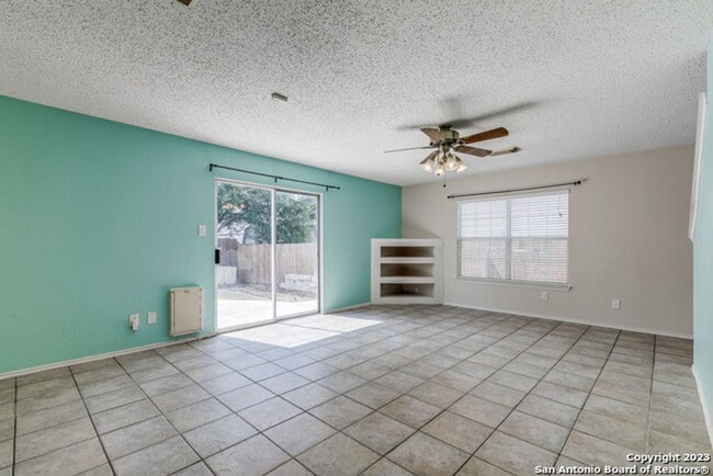 Building Photo - 4 Bedroom/2.5 Bath Autumn Run Subdivision