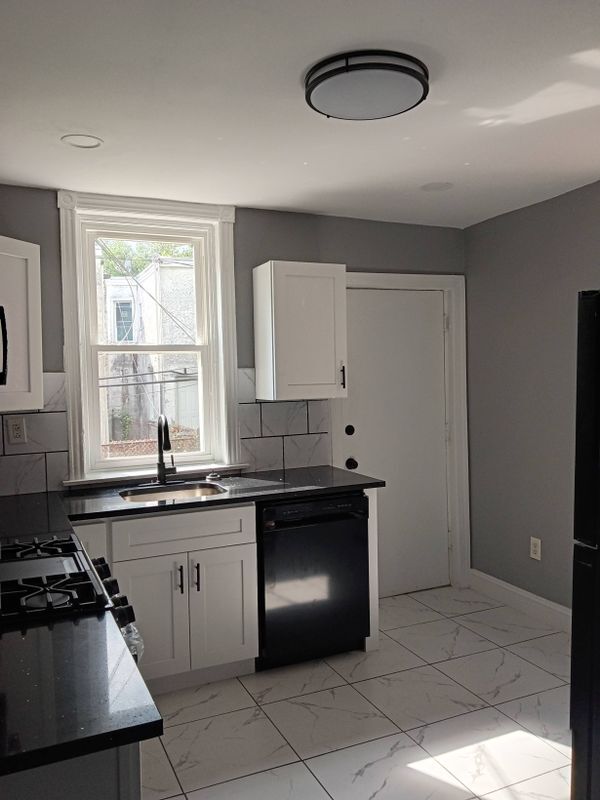 Foto del edificio - 6334 N Woodstock St