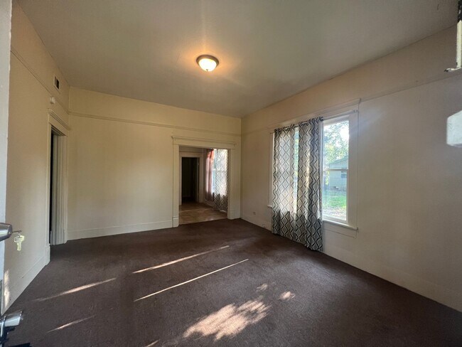 Building Photo - Section 8/Housing Voucher Accepted. First ...