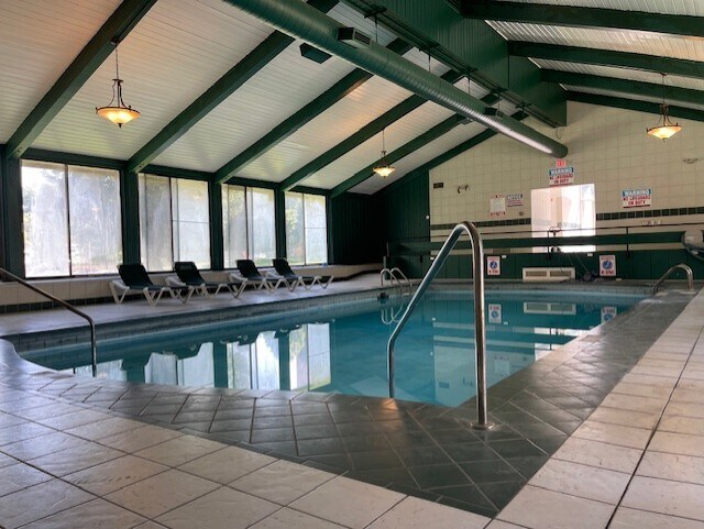 Piscina cubierta - Indian Hills Senior Community