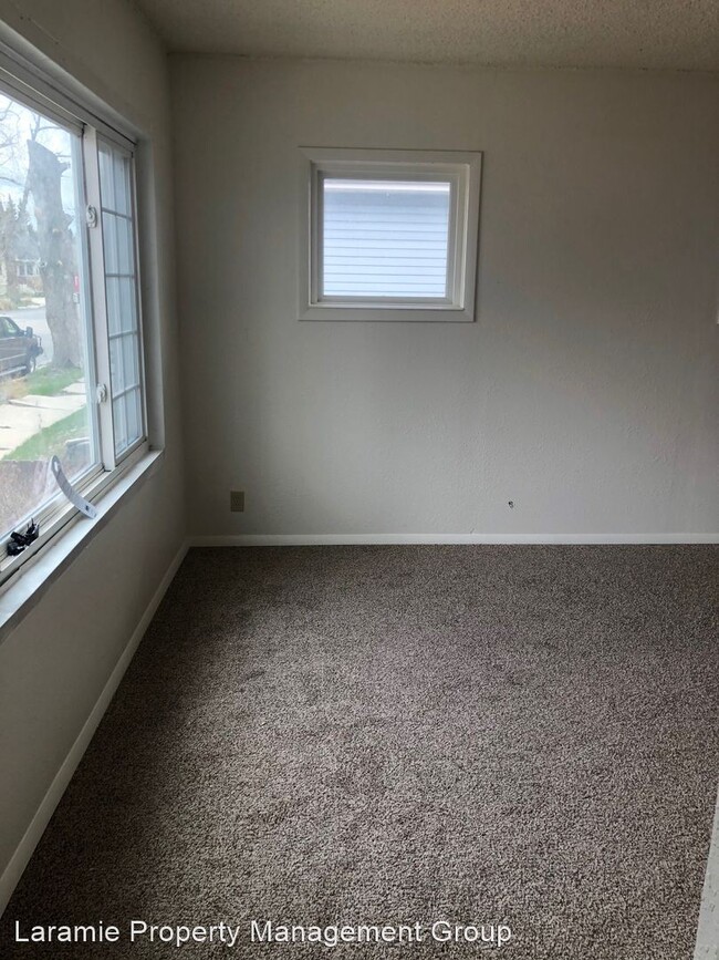 Building Photo - 2 br, 1 bath Apartment - 562 N 8th