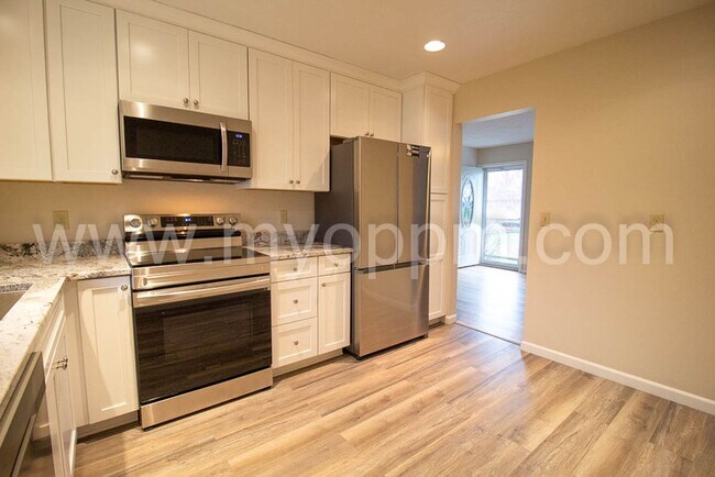 Foto del edificio - 4 bedroom house with new appliances | 132n...