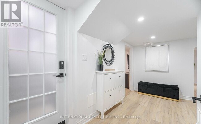 Building Photo - 102 Tanager Square