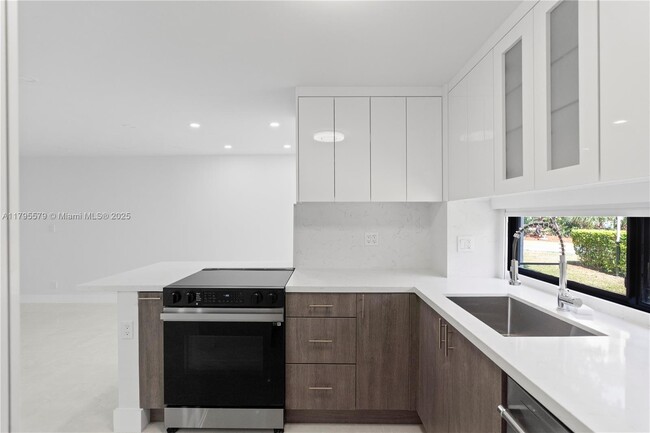 Foto del edificio - 17011 N Bay Rd