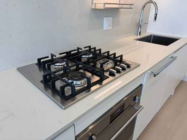 Photo du bâtiment - 13573 98A Av