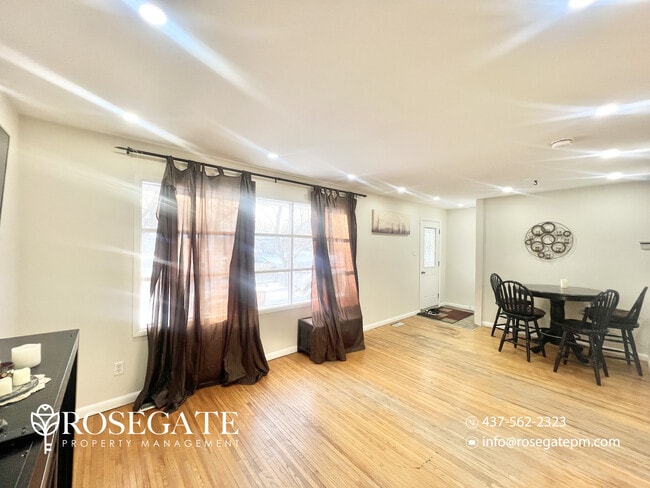 Photo du bâtiment - Charming 3-Bedroom Detached Home with 2 Parking Spaces in London