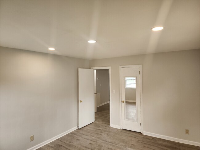 Building Photo - 726 Arlington Rd