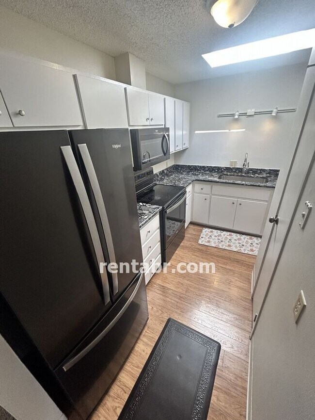 Foto del edificio - Sun Filled 2 Bedroom with Pool!
