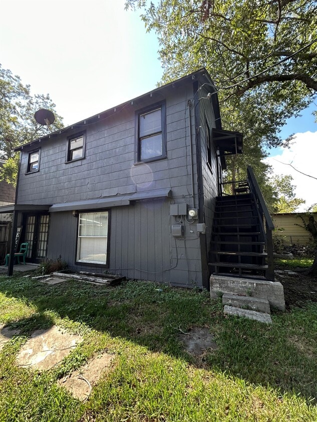 Primary Photo - 105 E Adoue Ave
