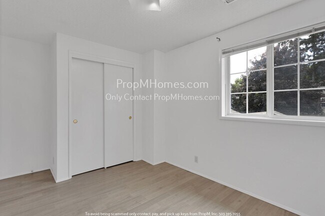 Building Photo - Spacious Four Bedroom Home with Bonus Room...