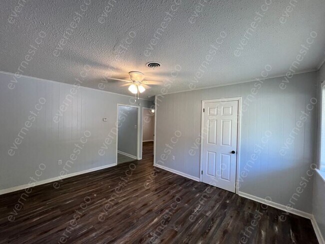 Building Photo - 4922 E Willow St