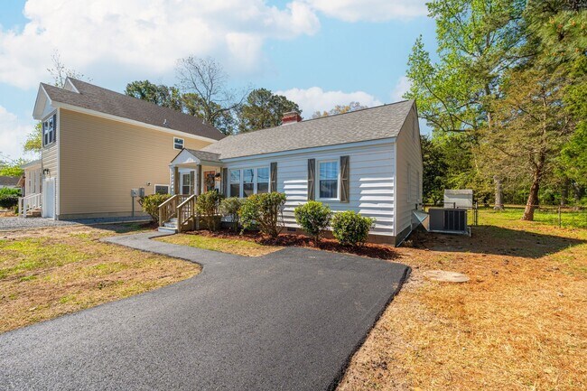 Foto del edificio - Call Sabrina Thomas at 757-767-0767 for more information