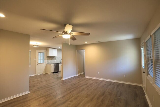 Building Photo - 2677 Greenhurst Dr