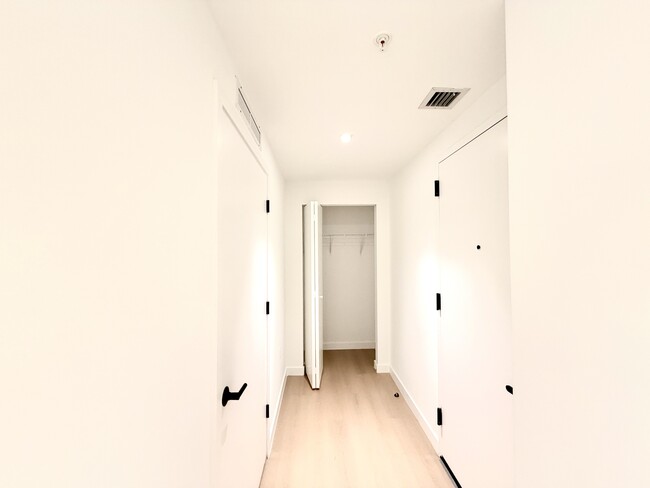 Foto del edificio - 107 NW 32nd St