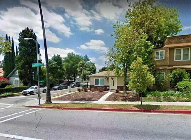 Building Photo - 917 N Los Robles Ave