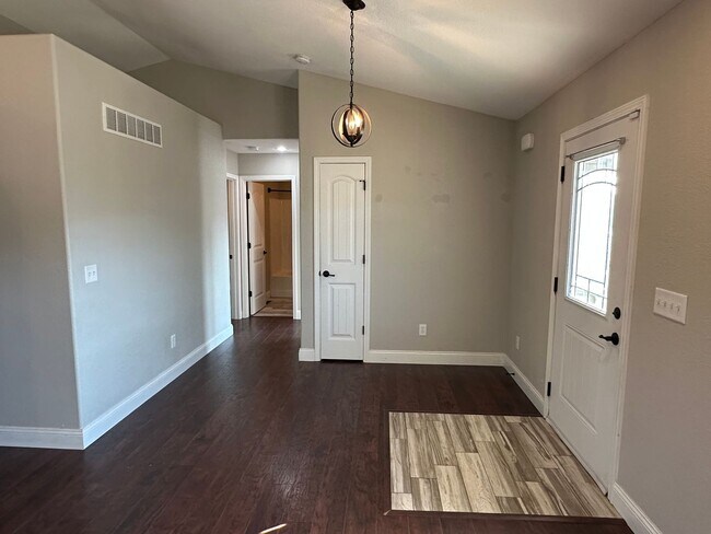 Building Photo - 4 Bedroom 3 Bath 2 Stall Garage in Waynesv...