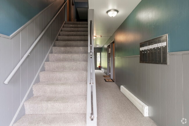 Enterance - Huntington Circle Apartments